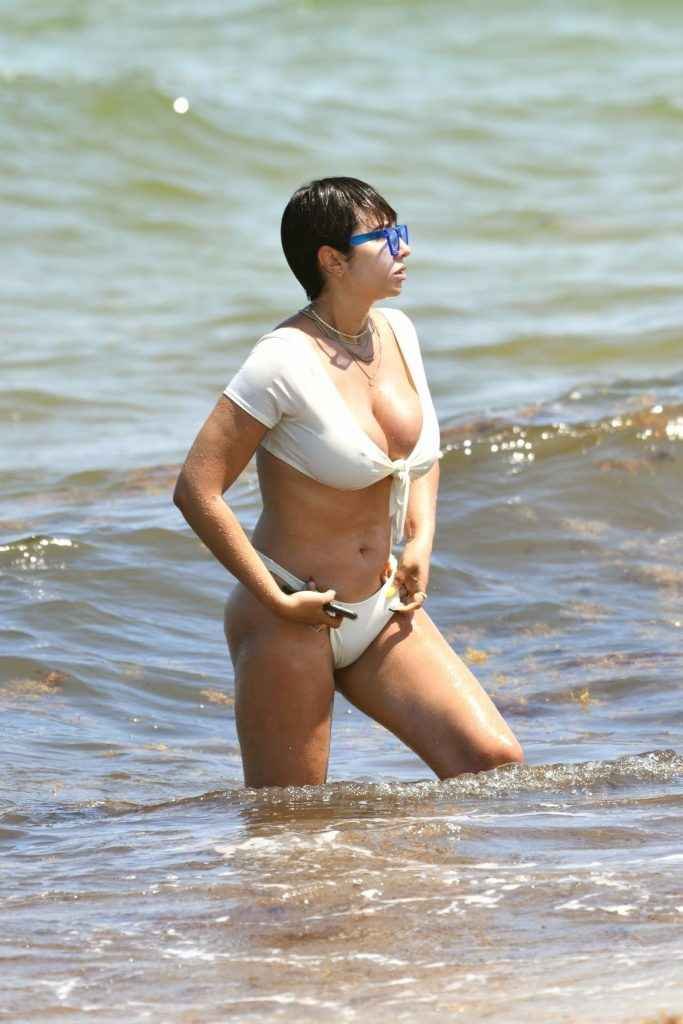 Jackie Cruz en bikini à Miami Beach