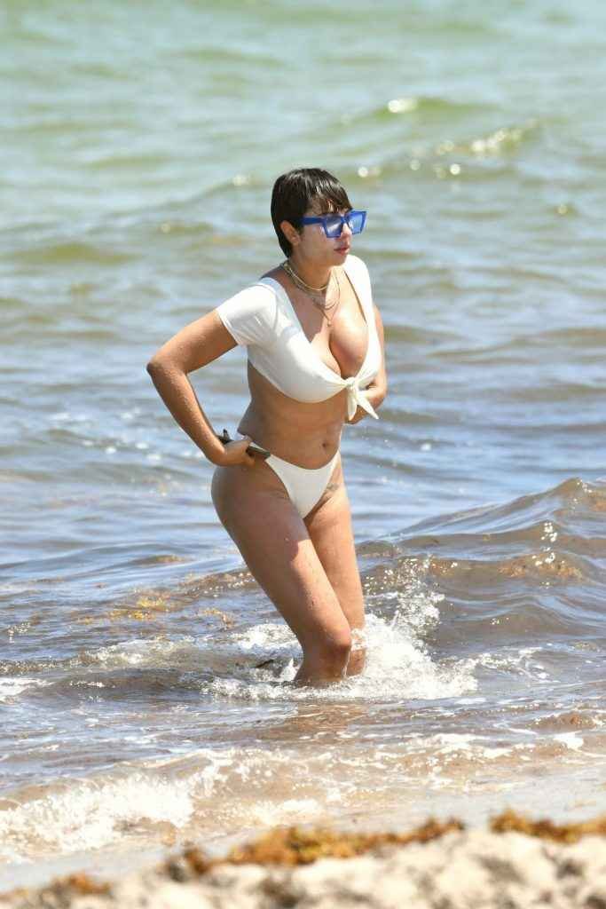 Jackie Cruz en bikini à Miami Beach