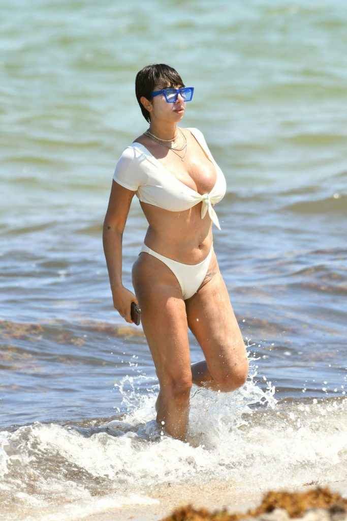 Jackie Cruz en bikini à Miami Beach