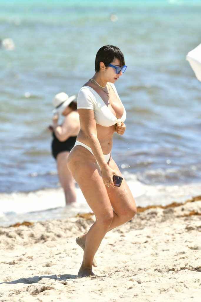 Jackie Cruz en bikini à Miami Beach