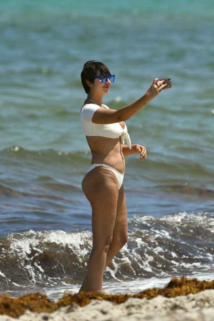 Jackie Cruz en bikini à Miami Beach