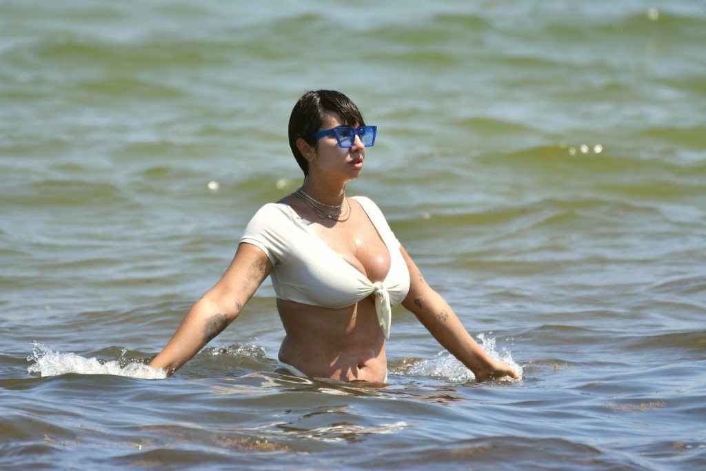 Jackie Cruz en bikini à Miami Beach