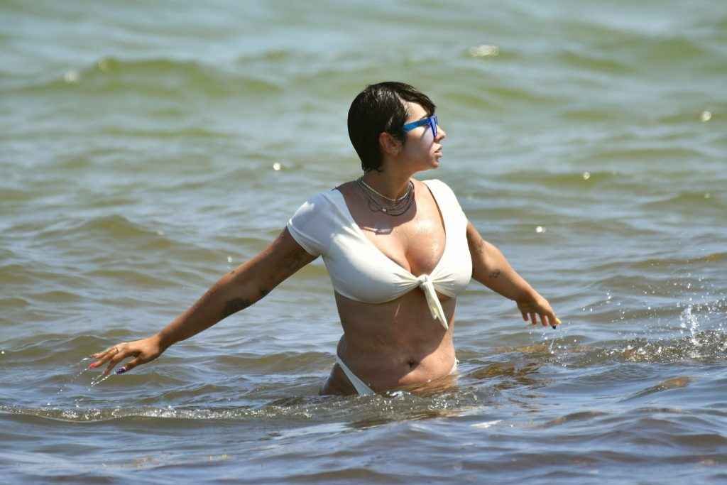 Jackie Cruz en bikini à Miami Beach