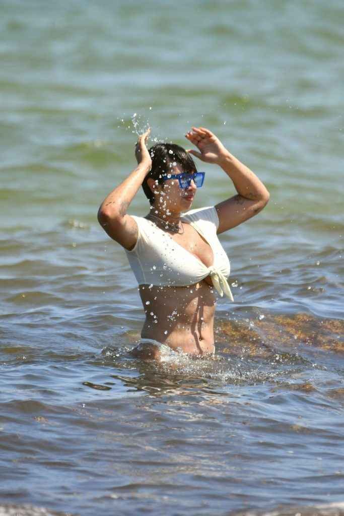 Jackie Cruz en bikini à Miami Beach