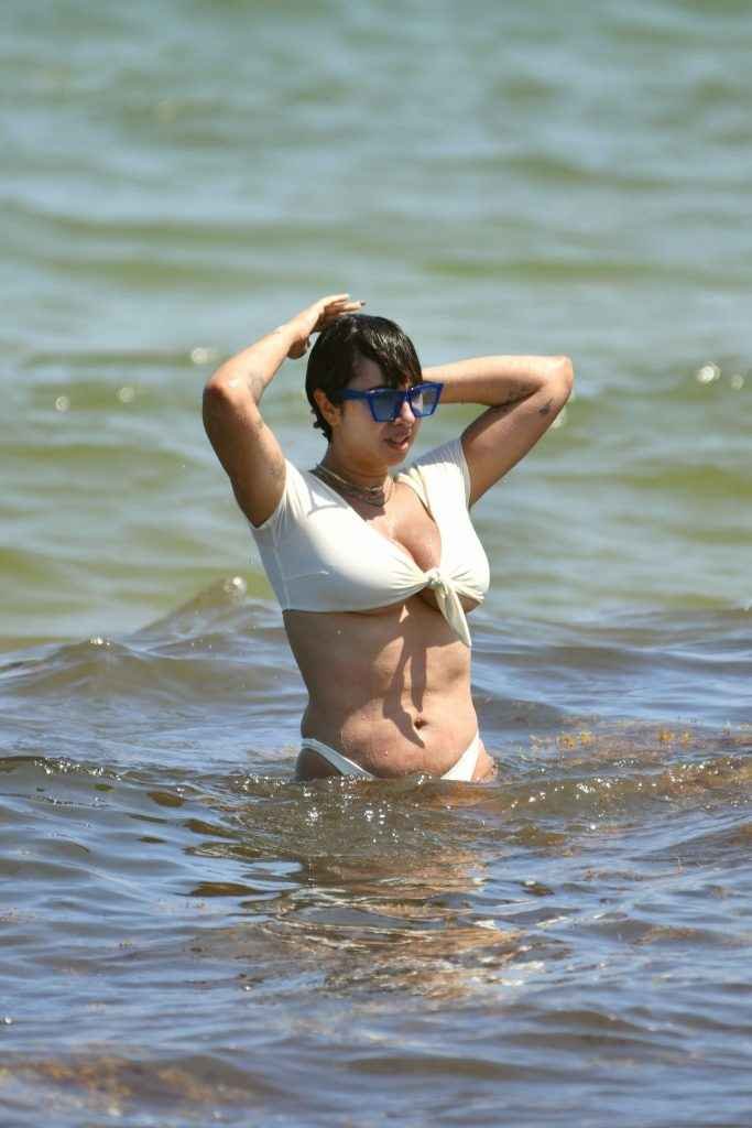 Jackie Cruz en bikini à Miami Beach