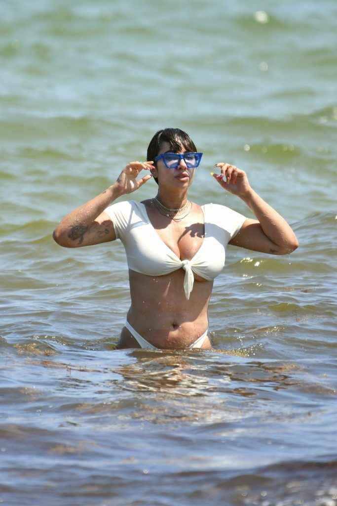 Jackie Cruz en bikini à Miami Beach