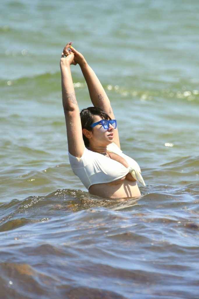 Jackie Cruz en bikini à Miami Beach