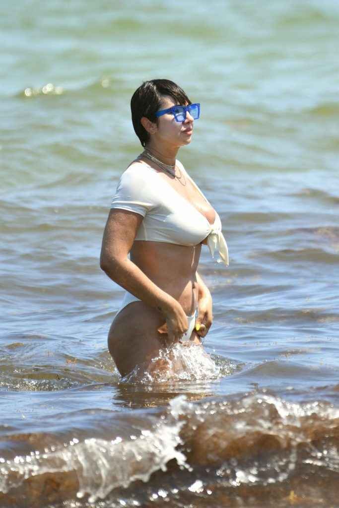 Jackie Cruz en bikini à Miami Beach