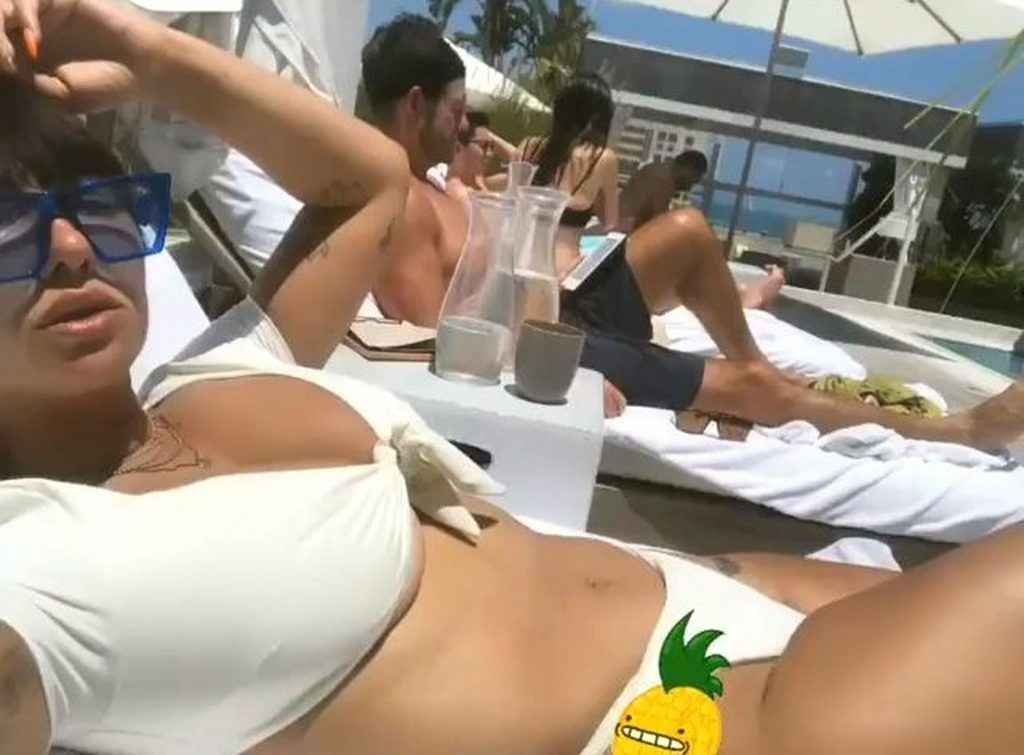 Jackie Cruz en bikini à Miami Beach