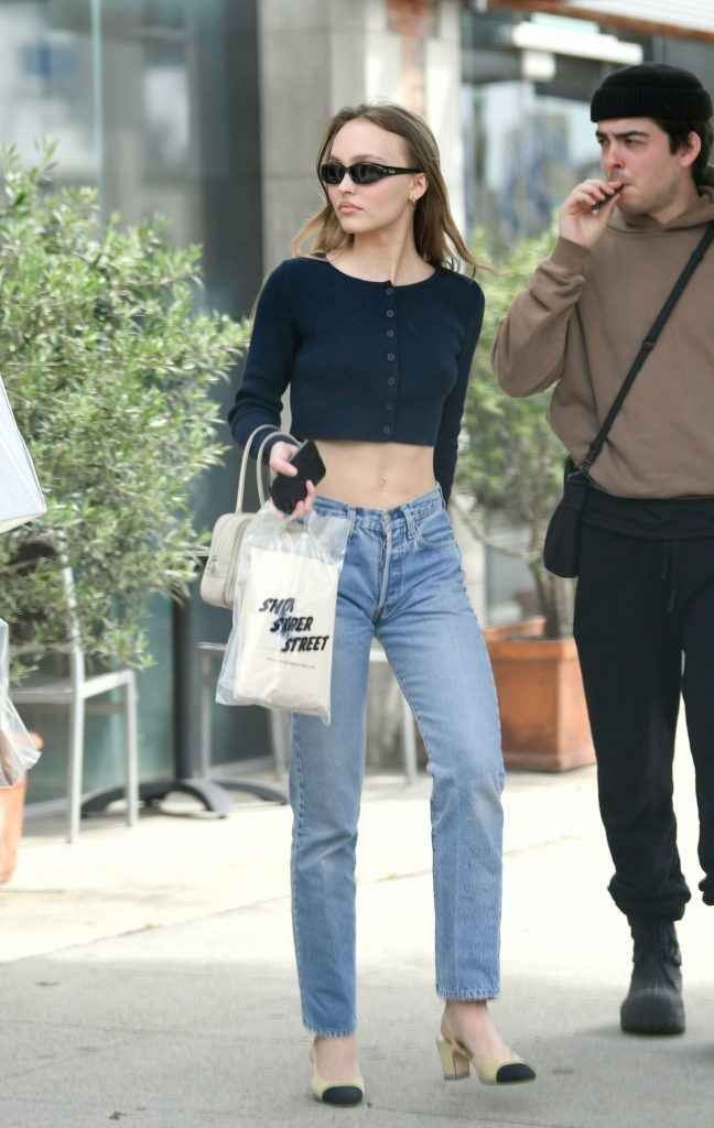 Lily-Rose Depp a les seins qui pointent à Los Angeles