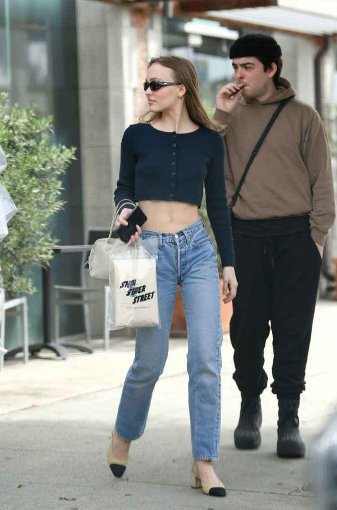 Lily-Rose Depp a les seins qui pointent à Los Angeles