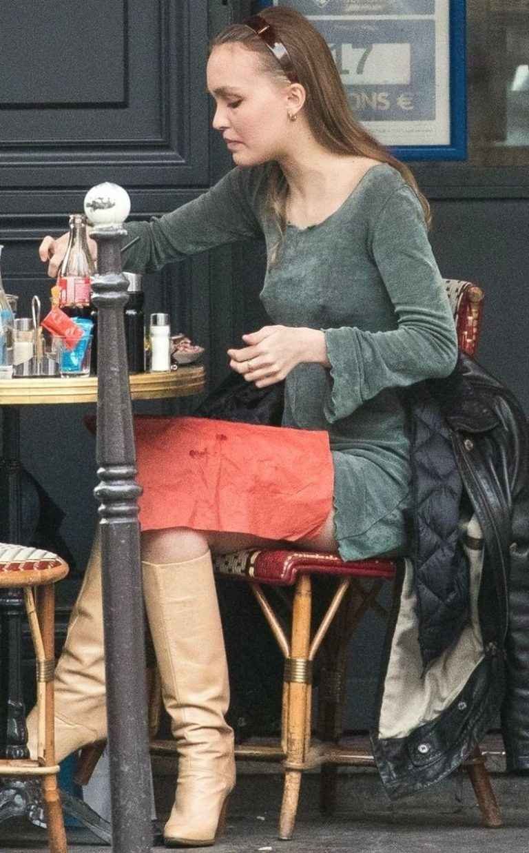 Lily Rose Depp a les seins qui pointent à la terrasse d’un bar