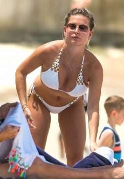 Zara Holland dans un bikini blanc à La Barbade