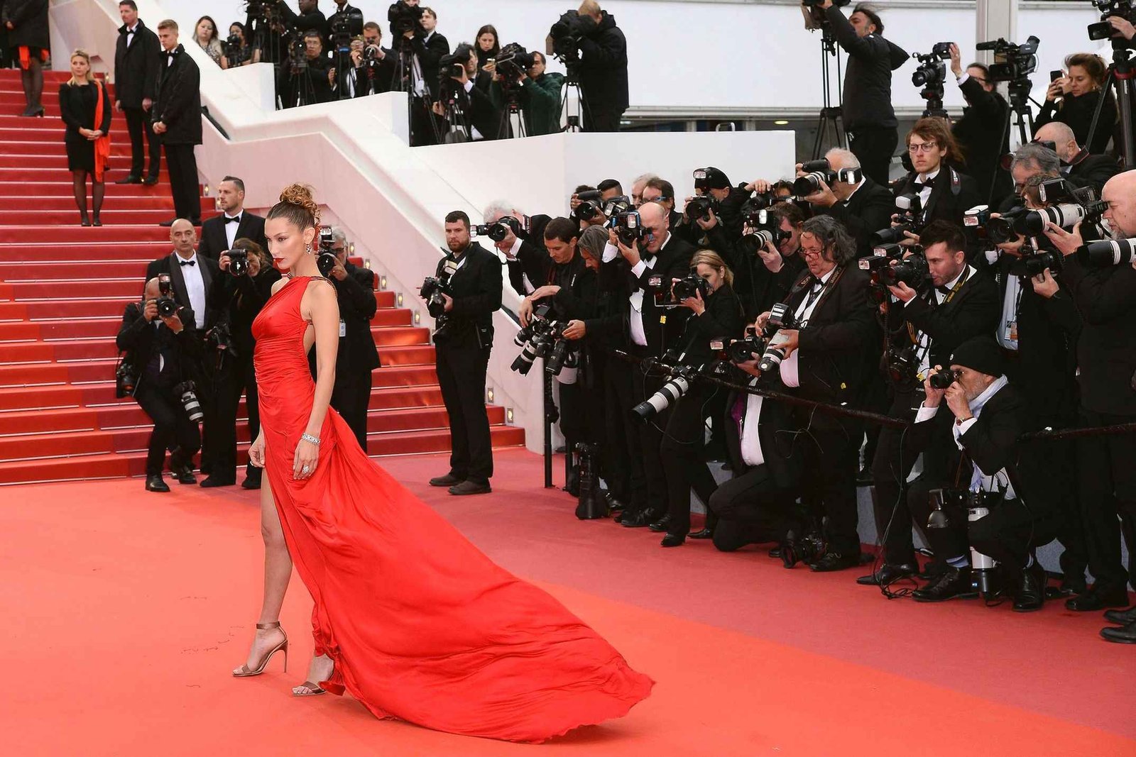 Oups, sous la jupe de Bella Hadid à Cannes 2016