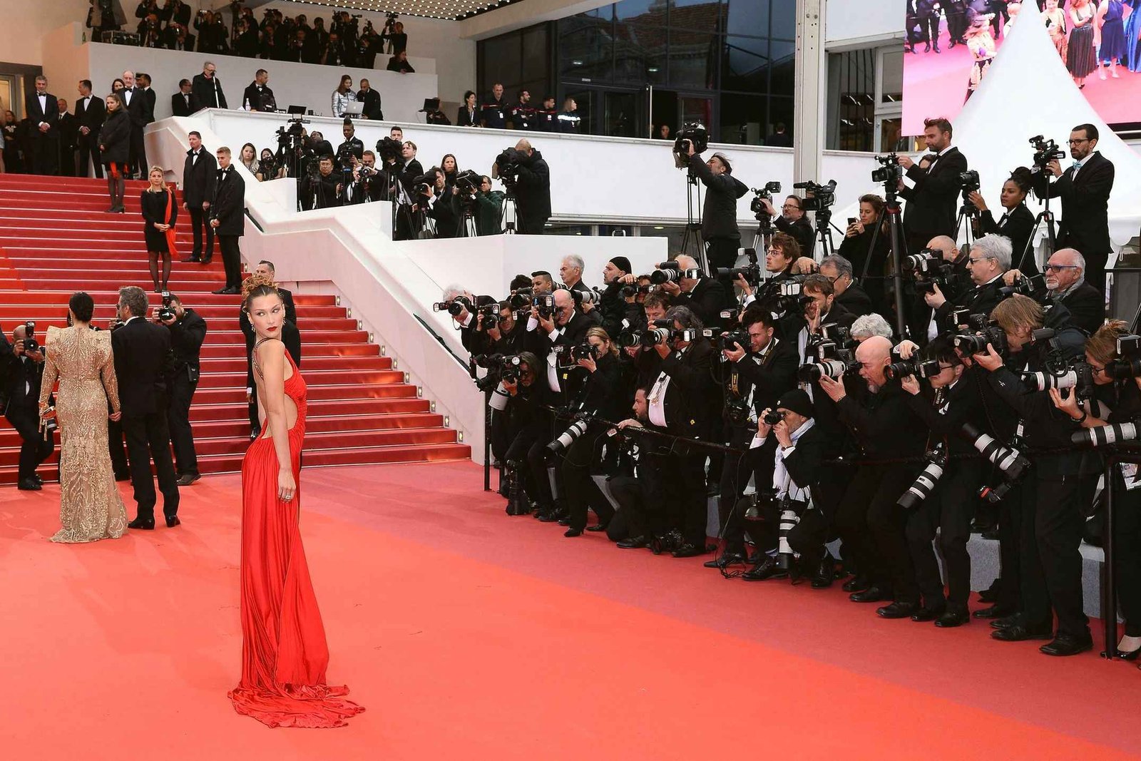 Oups, sous la jupe de Bella Hadid à Cannes 2016