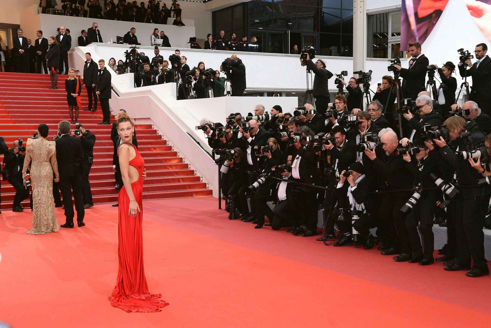 Oups, sous la jupe de Bella Hadid à Cannes 2016