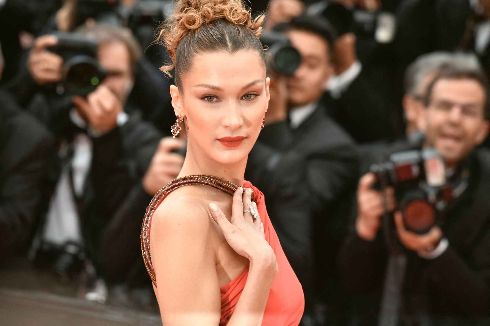 Oups, sous la jupe de Bella Hadid à Cannes 2016