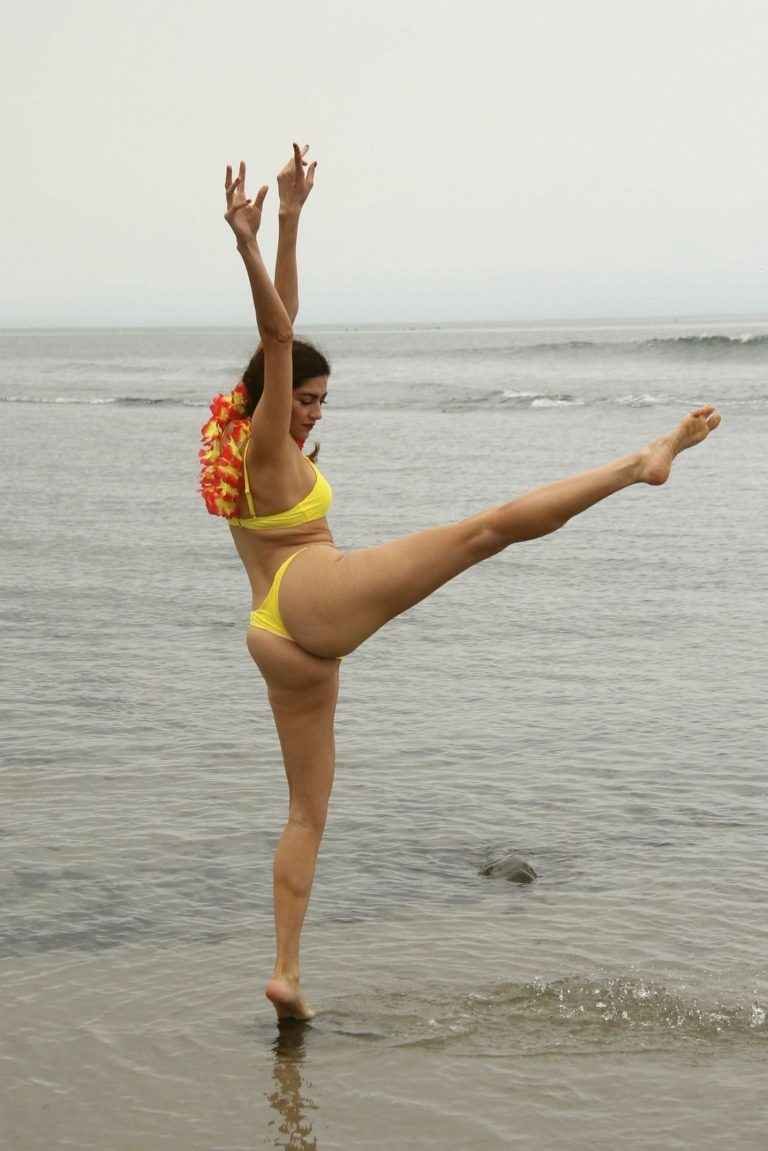 Blanca Blanco dans un bikini jaune à Malibu