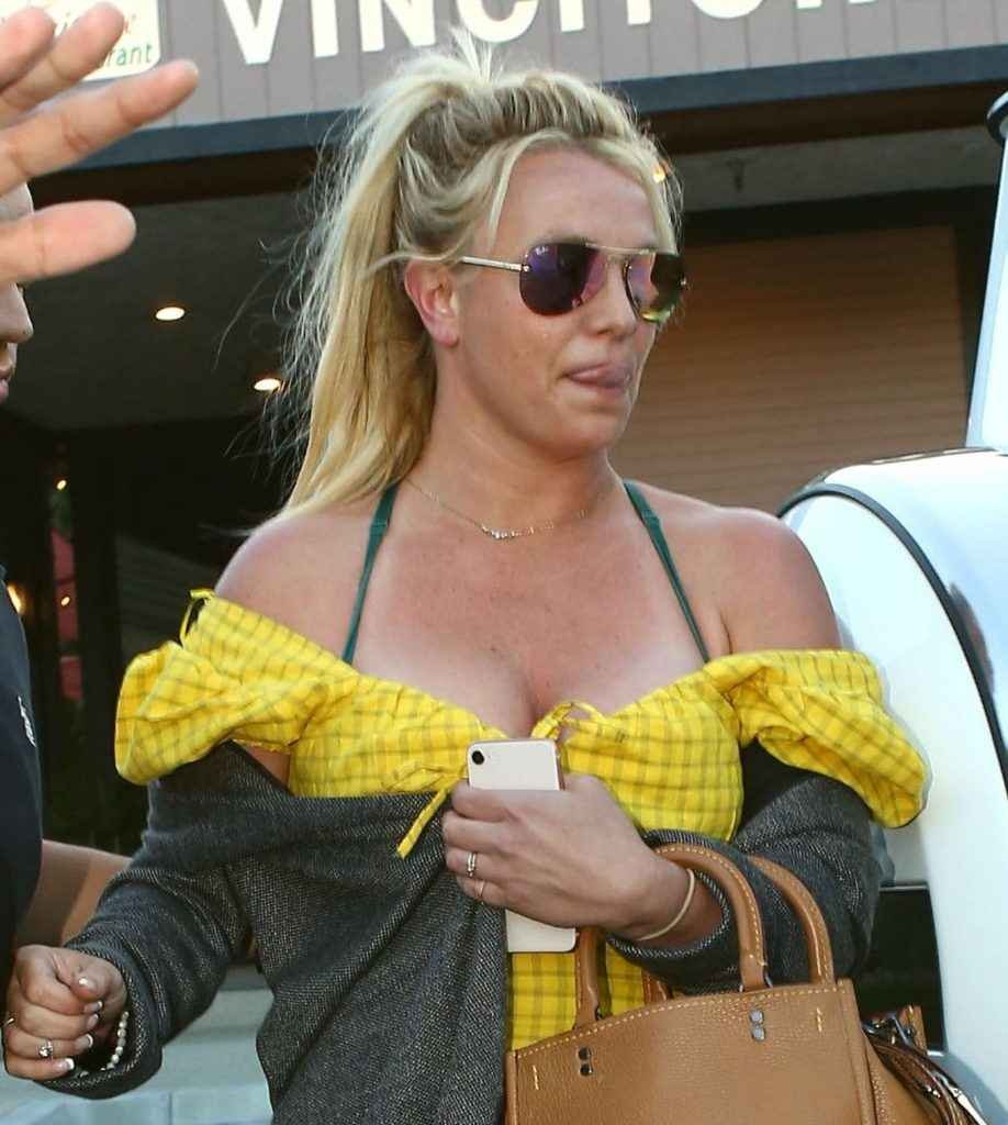 Britney Spears exhibe son décolleté à Los Angeles