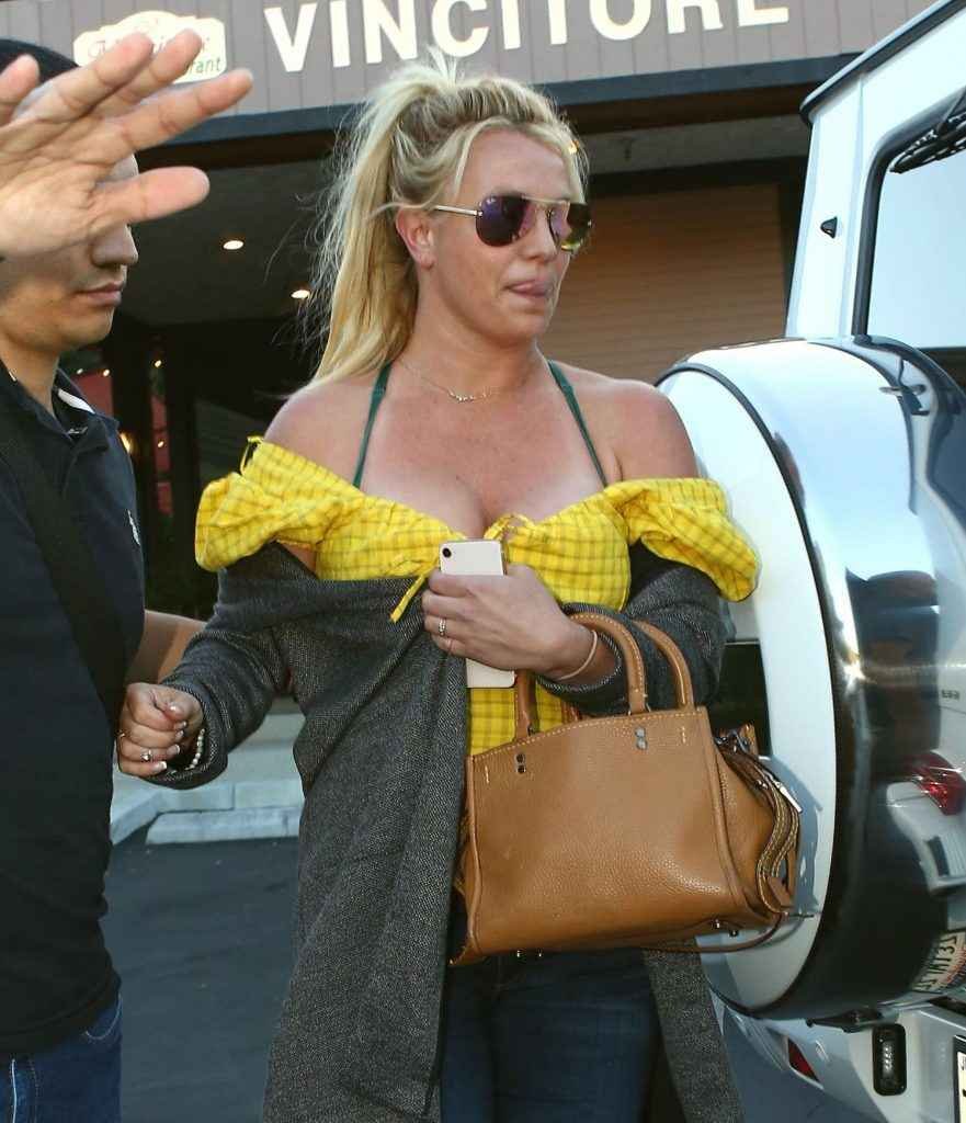 Britney Spears exhibe son décolleté à Los Angeles