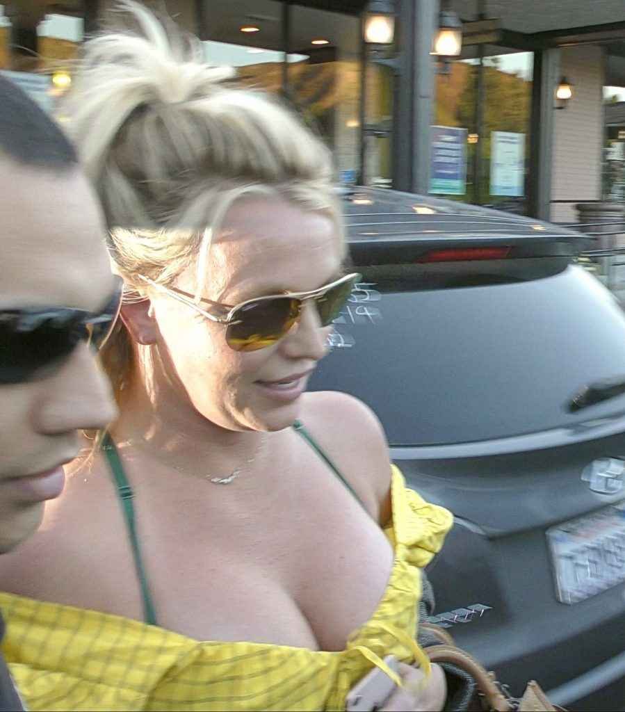 Britney Spears exhibe son décolleté à Los Angeles