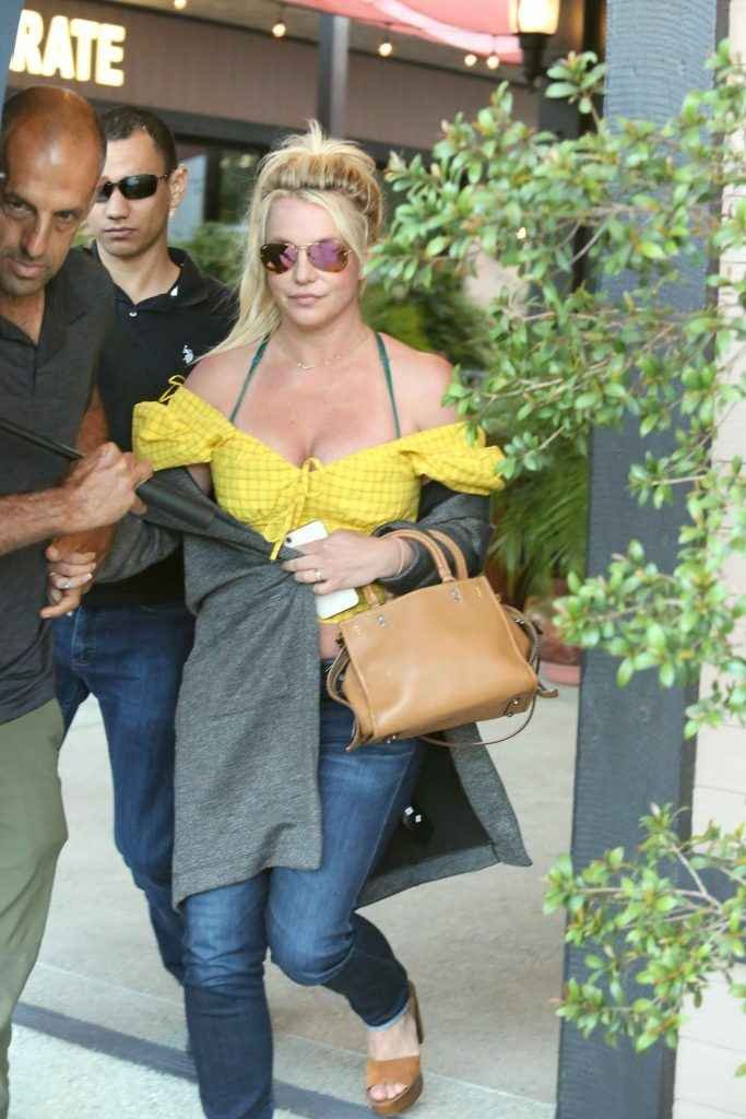 Britney Spears exhibe son décolleté à Los Angeles