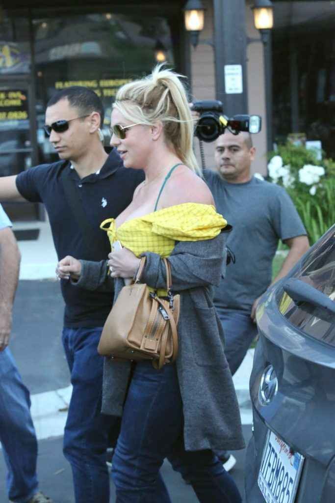 Britney Spears exhibe son décolleté à Los Angeles