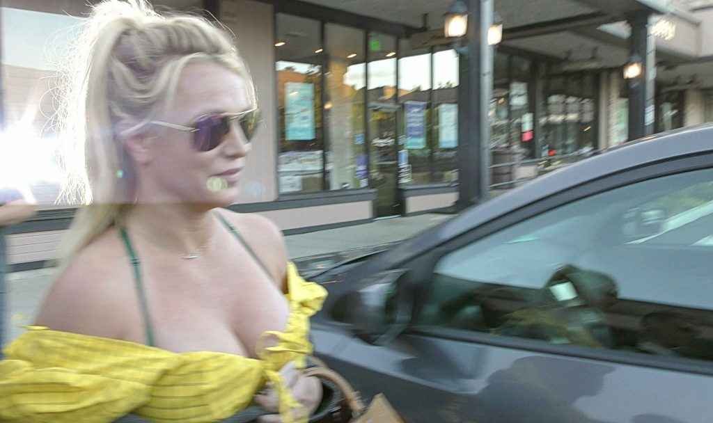 Britney Spears exhibe son décolleté à Los Angeles