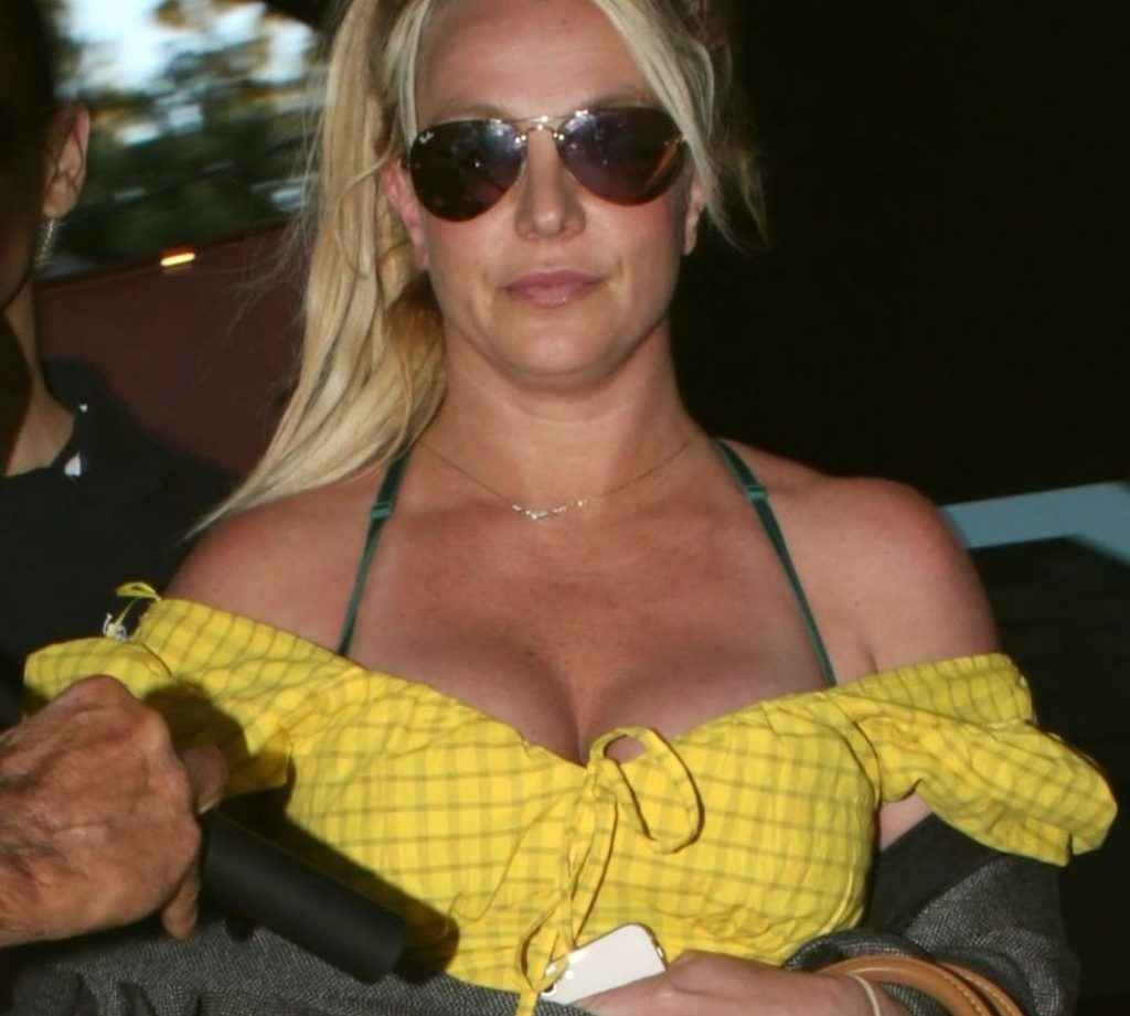 Britney Spears exhibe son décolleté à Los Angeles