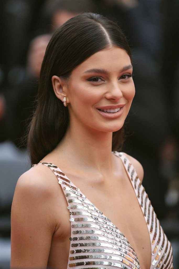 Camila Morrone ouvre le décolleté au 72eme FEstival de Cannes