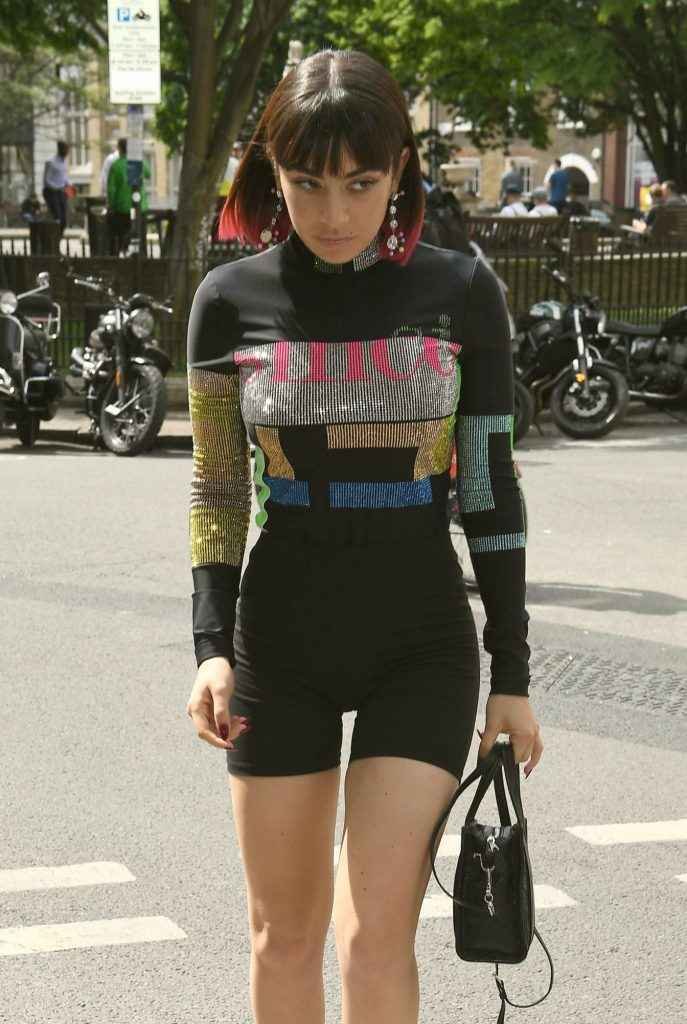 Charli XCX dans un short moulant à Londres