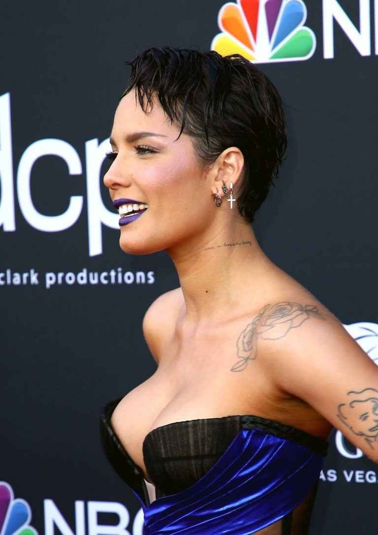 Halsey exhibe son décolleté aux Billboard Music Awards