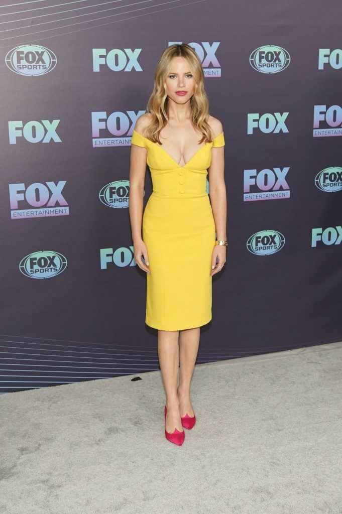 Halston Sage exhibe son décolleté à New-York