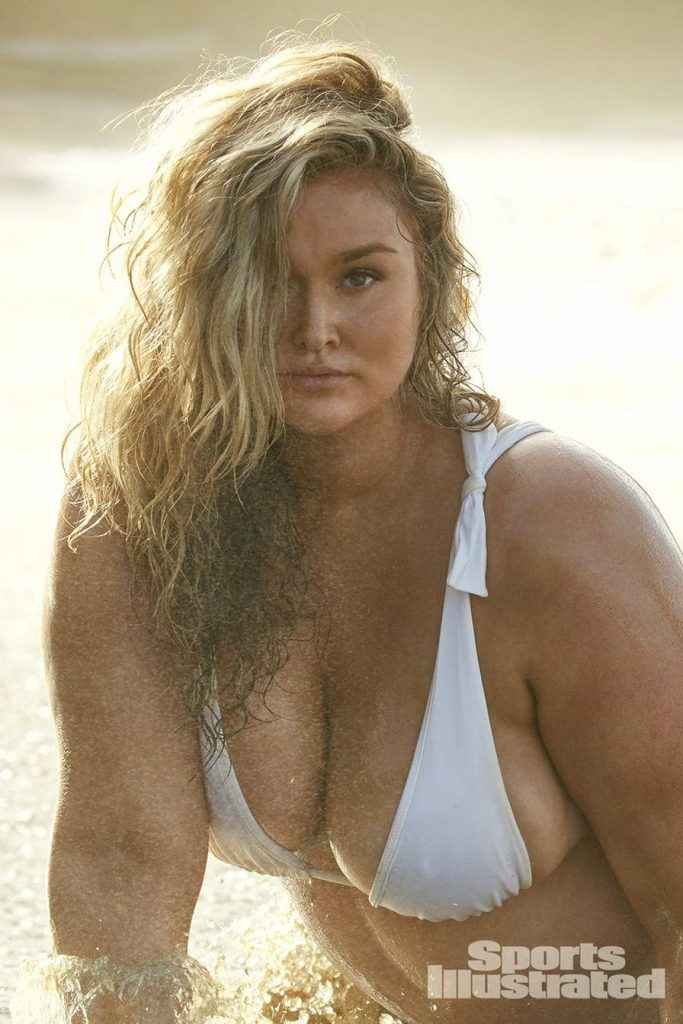 Hunter McGrady seins nus pour Sports Illustrated