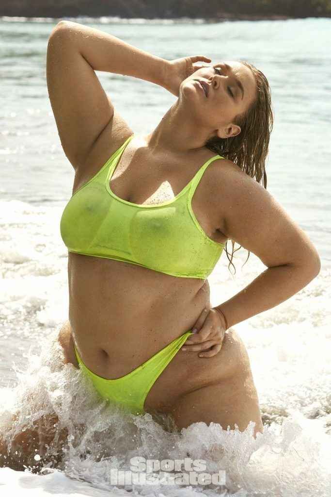 Hunter McGrady seins nus pour Sports Illustrated