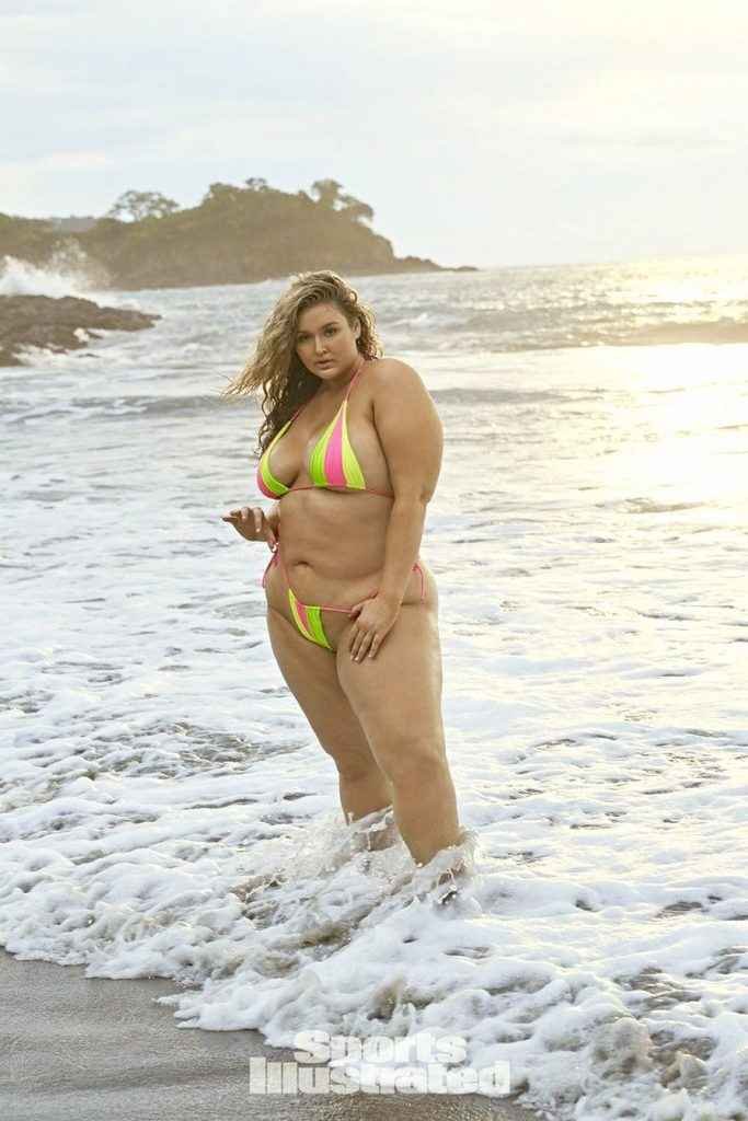 Hunter McGrady seins nus pour Sports Illustrated