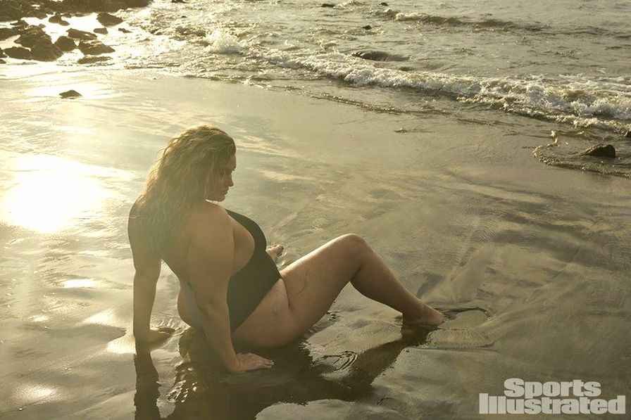 Hunter McGrady seins nus pour Sports Illustrated