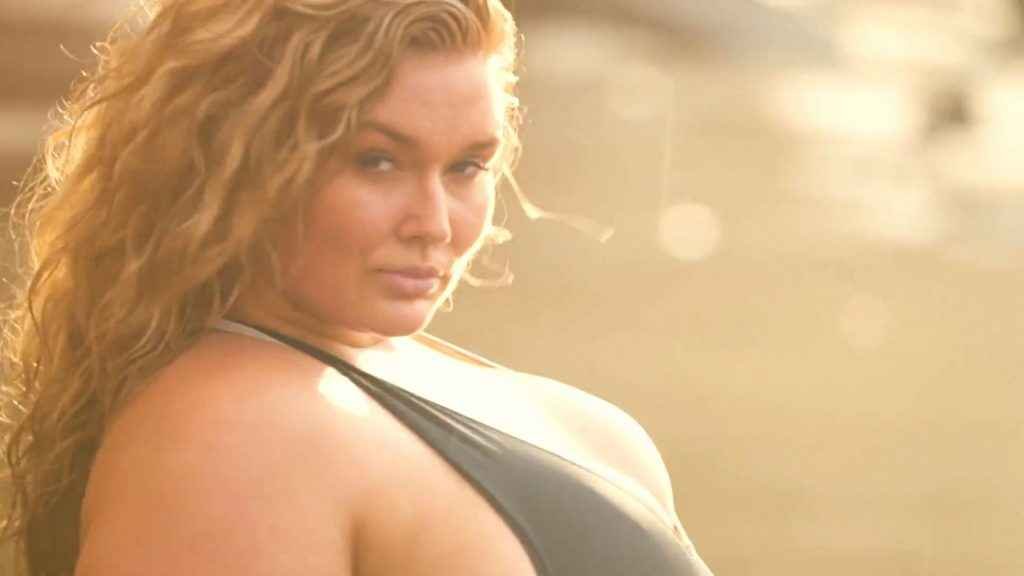 Hunter McGrady seins nus pour Sports Illustrated