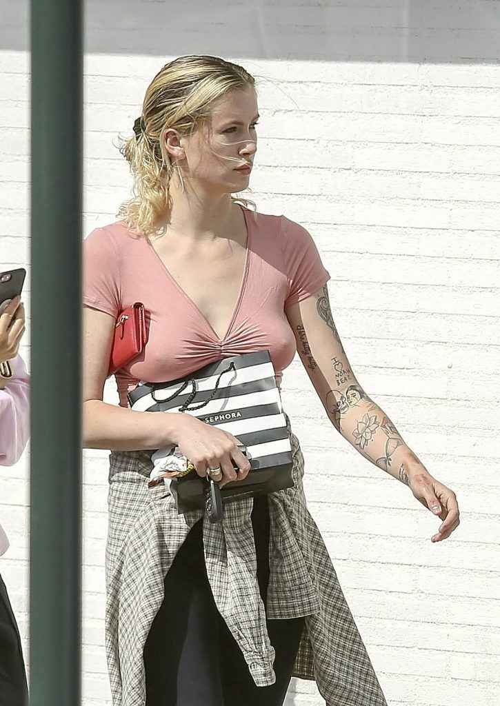 Ireland Baldwin a les seins qui pointent à Los Angeles