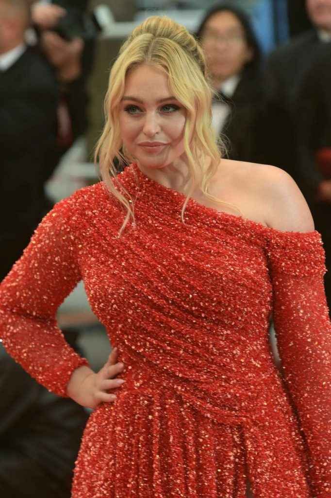 Iskra Lawrence dans une robe fendue au 72eme Festival de Cannes