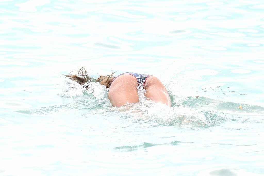 Izabel Goulart en bikini à Cannes