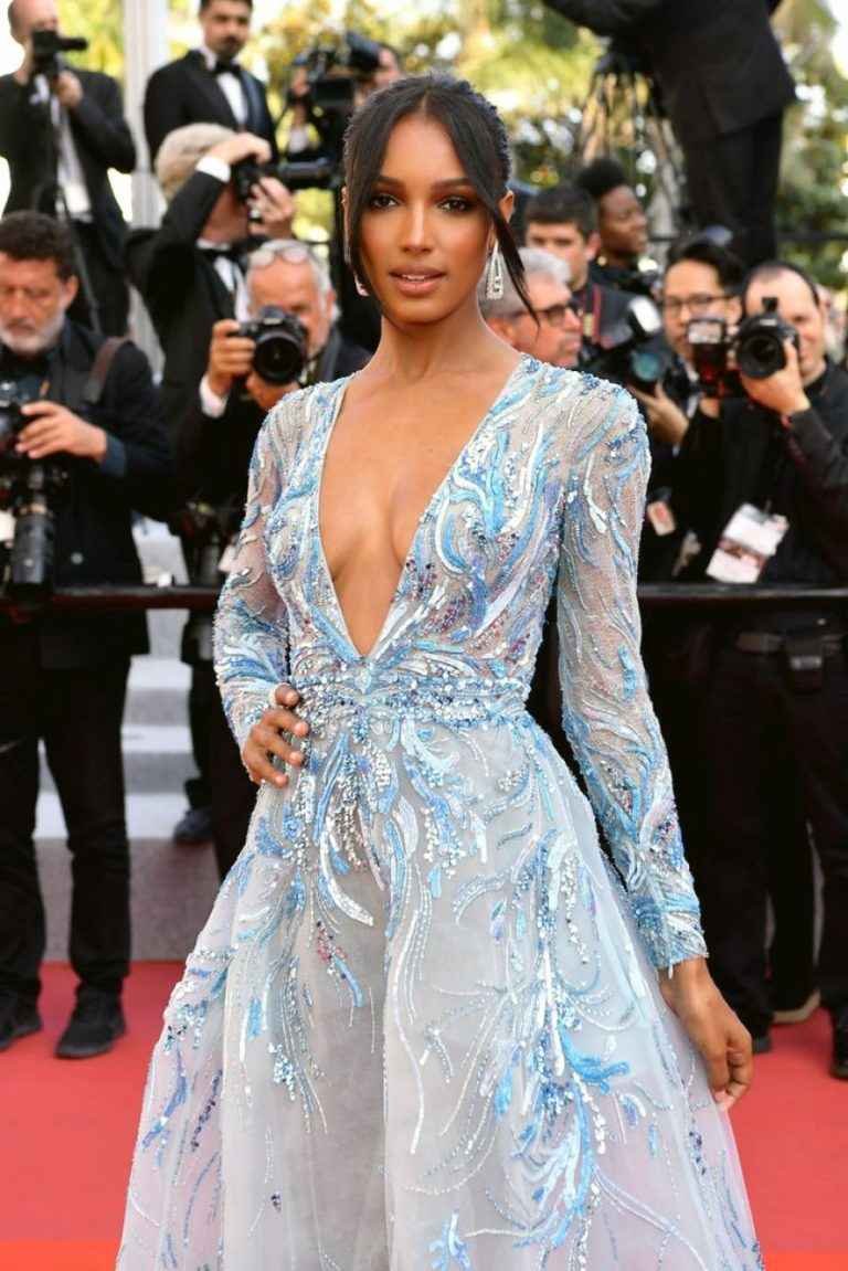 Jasmine Tookes exhibe son décolleté lors du 72eme Festival de Cannes