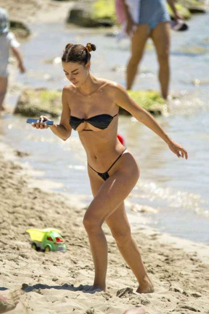 Valentina Fradegrada seins nus à Ibiza