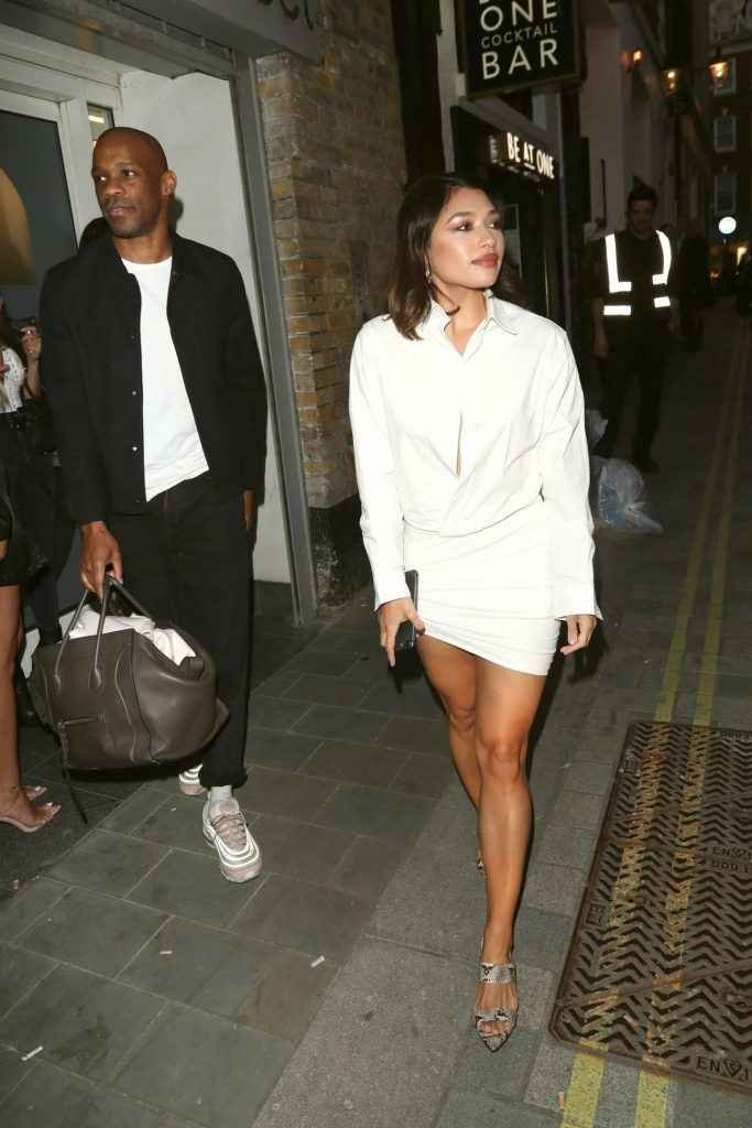 Oups ! Vanessa White exhibe un sein nu à Londres