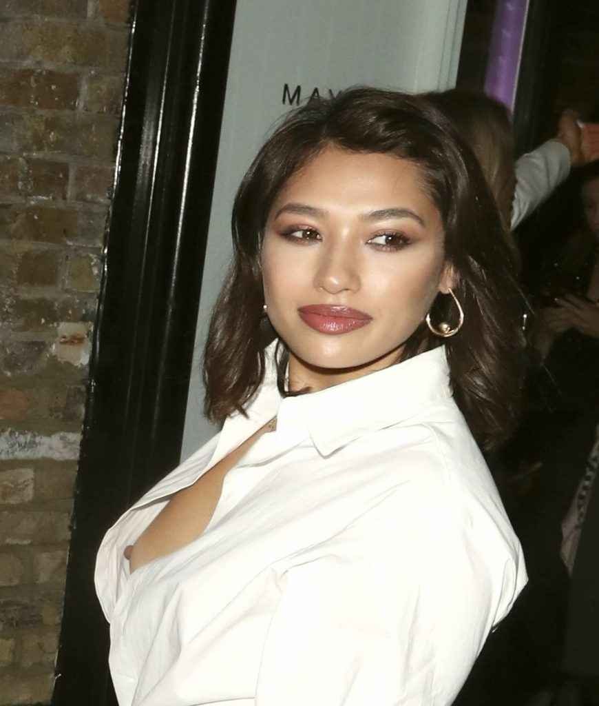 Oups ! Vanessa White exhibe un sein nu à Londres