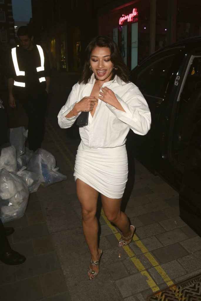 Oups ! Vanessa White exhibe un sein nu à Londres