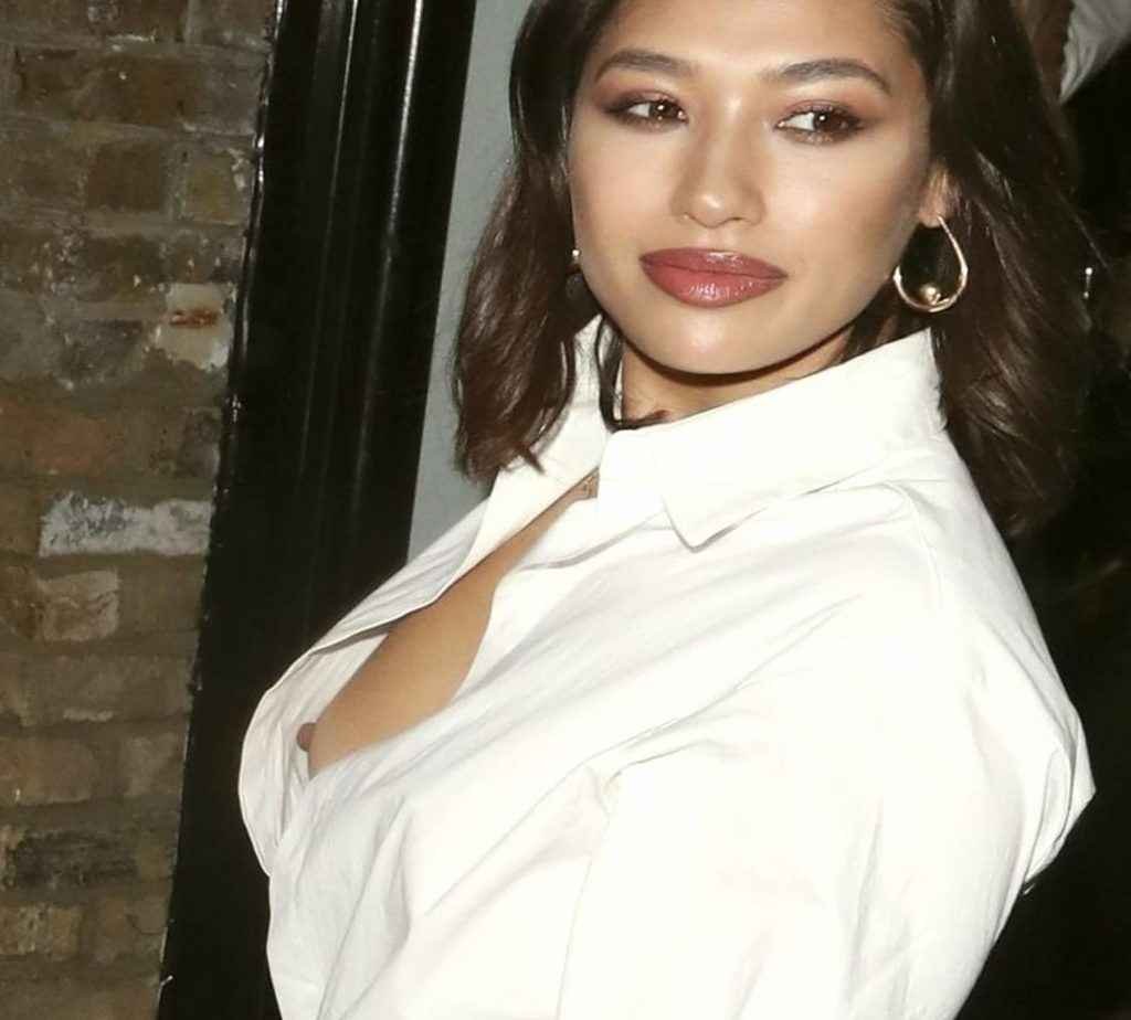 Oups ! Vanessa White exhibe un sein nu à Londres