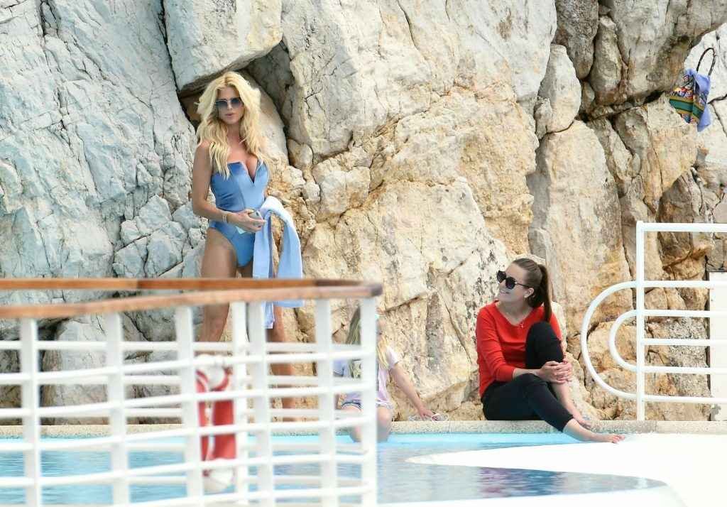 Victoria Silvstedt en maillot de bain à l'Eden Roc