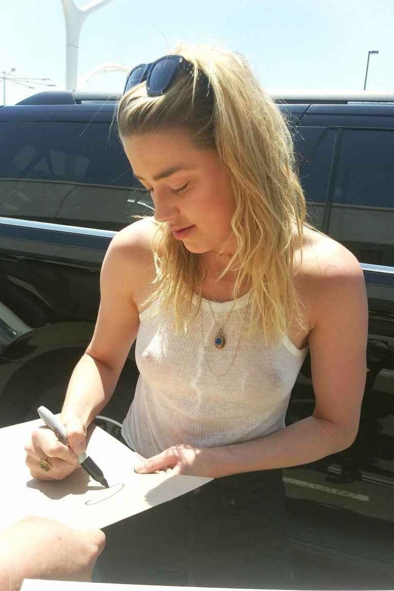 On voit les seins d’Amber Heard sous son teeshirt transparent