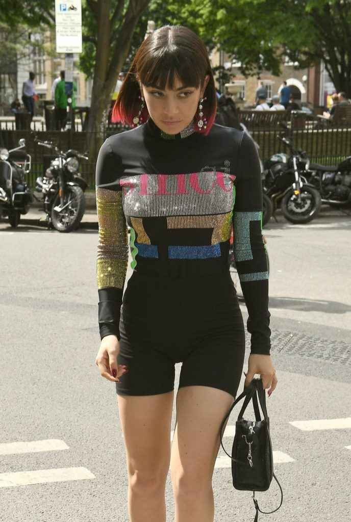 Charli XCX dans un short très moulant à Londres